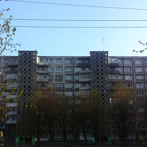 Вот такая интересная архитектура в Калининграде. Зачем в домах эти дырки - кто бы знал.