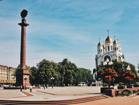 Центральная площадь, Триумфальная колонна и Кафедральный Собор Христа Спасителя в Калининграде