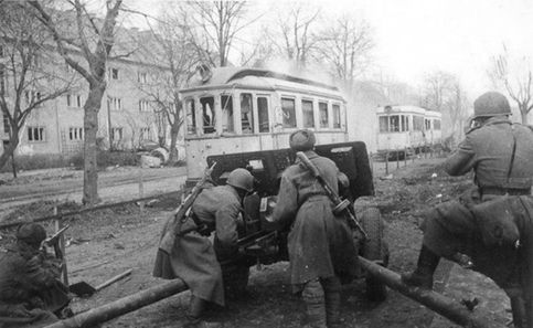 Советские артиллеристы ведут бой в Кенигсберге на Авайдер-аллее (ныне  Аллея Смелых), апрель 1945 г