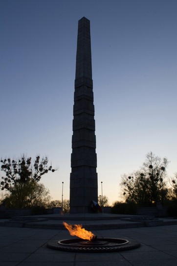 Мемориал 1200 гвардейцев - братская могила и памятник воинам 11-й гвардейской армии, погибшим при штурме Книгсберга. Парк Победы