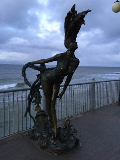 Скульптура Ундина прямо на берегу Балтийского моря