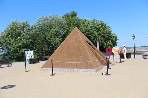 Сама пирамида из листов пластика. Обклеена мелкой янтарной крошкой. Внутри лавки. Янтарная пирамида имеет высоту 3, 3 метра. Площадь поверхности пирамиды составляет 25 квадратных метров. На создание пирамиды ушло более 700 кг янтаря.