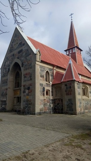 Кирха построена в 1890 году, ныне тут православная церковь (службы в православной церкви начались в 1990). Калининградская область такая, таким тут никого не удивишь