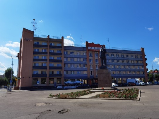 Гостиница Россия и памятник Ленину