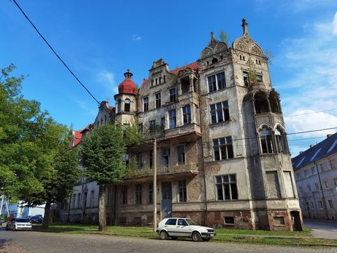 Дом актра Мюллер-Шталя - самое красивое здание города. В печальном состоянии. (