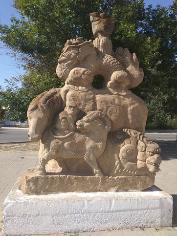 Лето 2019, Калмыкия, Элиста, по всему городу подобные скульптуры. Эта - 12 символов восточного гороскопа