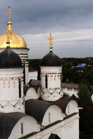 Обратите внимания на короны на крестах, и Рюриковичи, и Романовы крайне жаловали Пафнутьево-Боровский монастырь