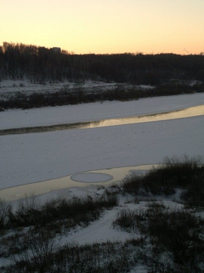 Круглая льдина на реке Ока