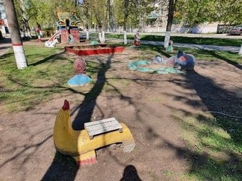 Здесь вам не Ясный... Бетонные скульптуры в сквере, Козельск, Калужская область