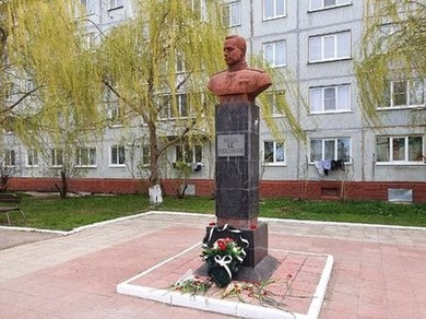 Памятник К. К. Рокоссовскому, Сухиничи, Калужская область. А мы все ждт, надеемся и верим что нас возьмут в уютный, теплый дом.