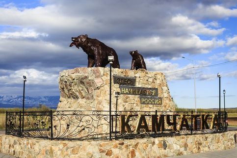 Скульптура камчатских медведей