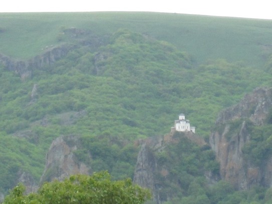 Храм на горе в Карачаевске