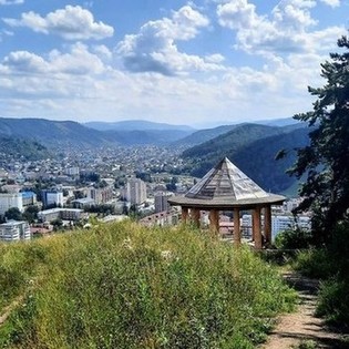 Столица и единственный город Республики Алтай, 70тысячный ГорноАлтайск с нижней обзорной площадки на горе Тугая