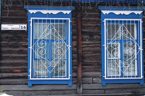Горно-Алтайск: две главных улицы - проспект Коммунистический и улица Чорос-Гуркина. Сложилось впечатление, что на первой такие привычные серые, коричневые пятиэтажки, а на второй частная застройка