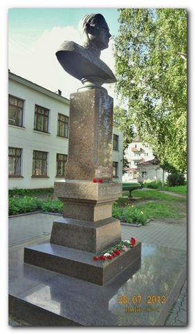 Памятник Адмиралу Кузнецову