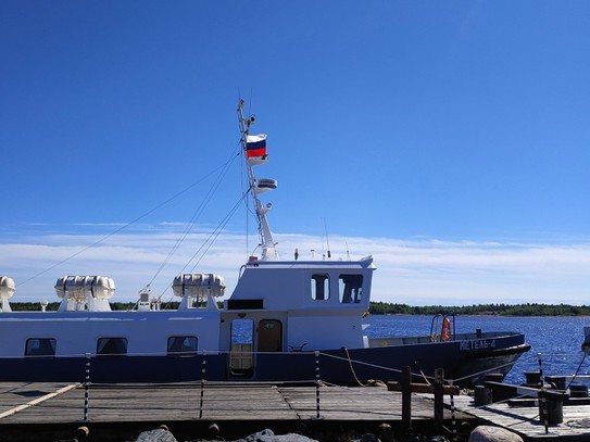 Теплоход Метель готовится к отплытию из порта Рабочеостровска на Соловецкий остров