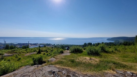 Вид с горы Лысуха на Медвежьегорск и Онежское озеро