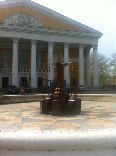 Три года как отсутствует на фонтане скульптура Журавли. Столько же фонтан и не работает. Тоже теперь заброшен