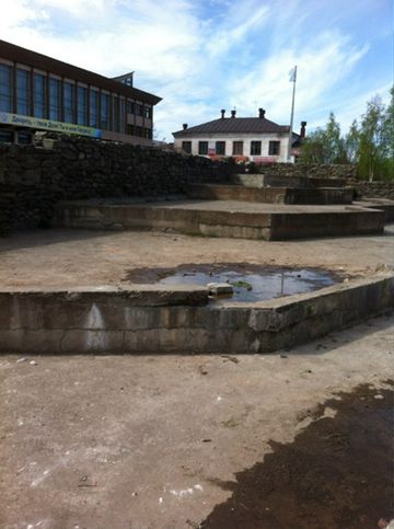 Второй заброшенный фонтан на улице Красной (у дворца творчества)