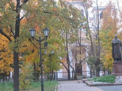Боковой портал собора и памятник А. Невскому
