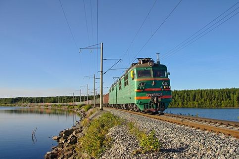 Грузовой поезд идет по озеру Линдозеро. Перегон Сегежа - Шпаловой, Карелия, 08. 2013