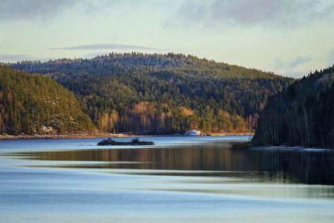 Пстрый залив. Залив Кирьявалахти. Фин. : Kirjavalahti (Пстрый залив). Залив по праву считается одним из самых красивых мест Карельского Приладожья, он также является самым северным заливом Ладожского озера. Глубины до 30 м.