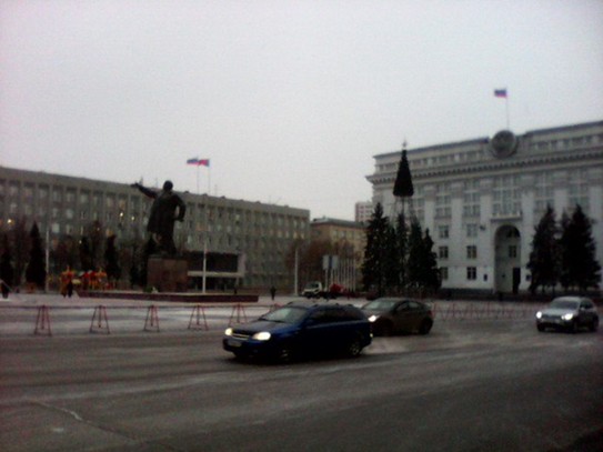 Памятник Ленину на фоне зданий с гос. Учреждениями