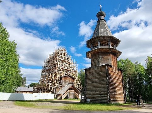 Малые Корелы (Архангельская область). Вознесенская церковь XVII века
