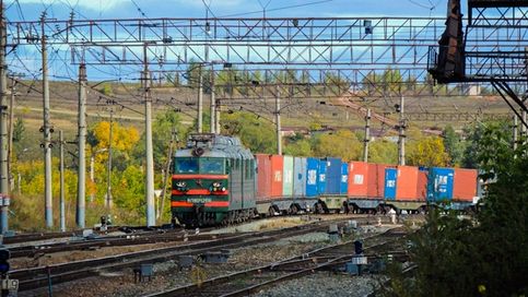 Электровоз ВЛ80С-1266 с грузовым поездом следует по станции Вятские Поляны, Кировская область