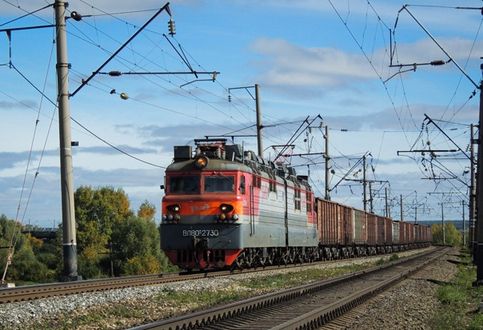 Электровоз ВЛ80С-2730 с грузовым поездом следует по перегону Ямное - Вятские Поляны, Кировская область