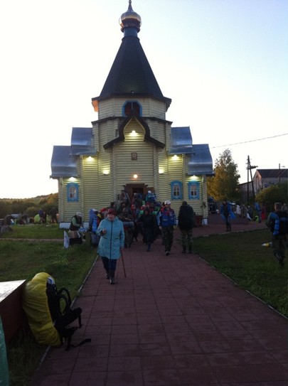 Бобинская церковь провожает паломников в дальний путь. 2 часа утра Дождь прекратился, но холод усилился