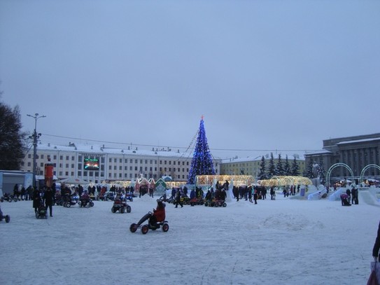 Перед драмтеатром расположена Театральная площадь, здесь же виден фасад здания Правительства Кировской области. Площадь, видимо, является главной в городе, здесь установлена елка, ледяные фигуры, аттракционы  и проводятся массовые гуляния.