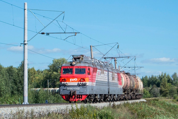 ВЛ80С-1562 с грузовым поездом на перегоне Котельнич-I - Ацвеж