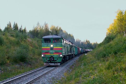 2ТЭ10МК-3347 с грузовым поездом на перегоне Бумажный - Луза