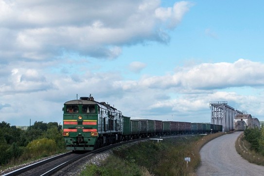 2ТЭ10МК-2794 с грузовым поездом отправляется со станции Луза