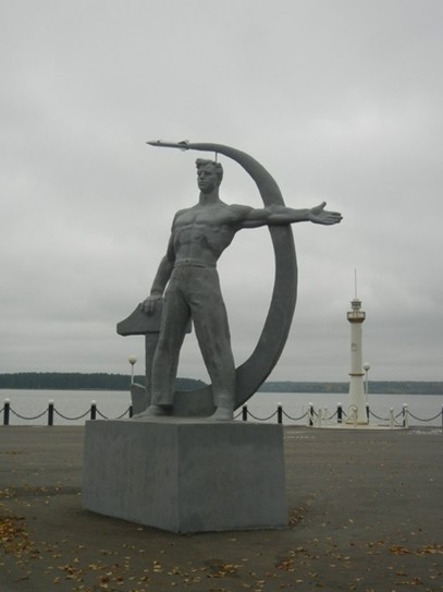Омутнинск. Памятник и маяк
