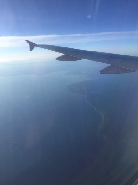 Белое море под крылом самолета