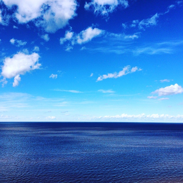 Белое море синего цвета