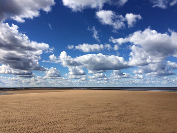Облака, море и песок
