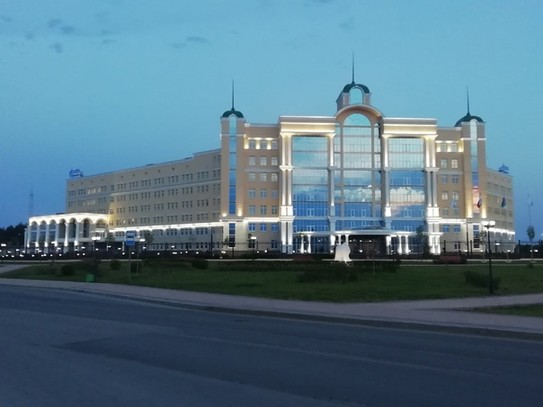 Газпромовский дворец в лучах заходящего солнца