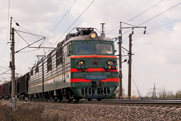 ВЛ80С-1040 с грузовым поездом следует по перегону Галич - КРасильниково СЕВ. ЖД