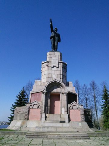 Памятник вождю стоит на постаменте, построенном для монумента в честь 300-летия дома Романовых
