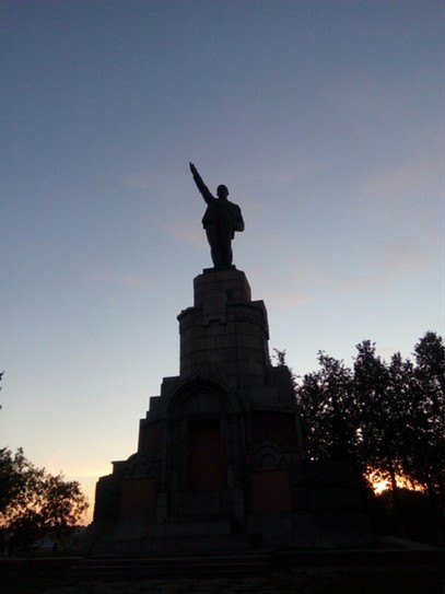 Памятник Ленину, куда же без него)