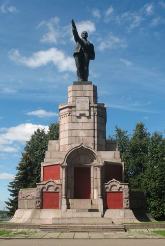 Г. Кострома. Изначально этот монумент назывался Памятник 300-летию дома Романовых. Но до конца его доделать не успели, царские символы были изъяты, а монументы Романовых переплавлены на В. И. Ленина