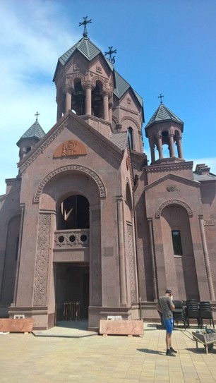 Армянская церковь из вулканических пород, туфа