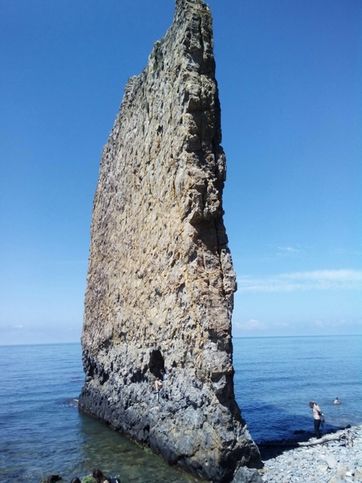 Скала представляет собой вертикально стоящий на берегу моря останец  пласт песчаника, отделнный от основного скального массива провалом. По форме скала напоминает очертания четырхугольного паруса, за что и получила сво название. При толщине скалы немногим более метра, высота составляет более 25 метров, а длина  более 20 (в различных источниках говорится о высоте 30 метров и длине 25 метров), при этом скала более чем на три четверти выдатся в море перпендикулярно берегу.