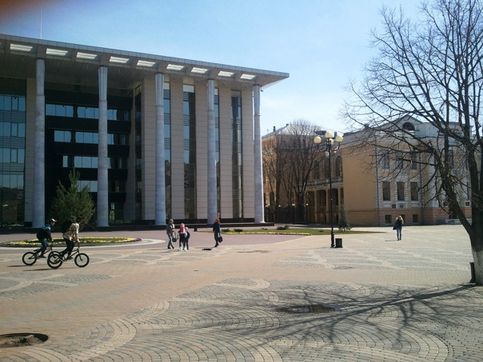 Краевой суд и библиотека (справа)