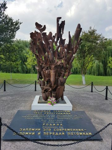 Мысхако. Долина смерти. Памятник Взрыв был установлен в 1979 году. Монумент выполнен из осколков снарядов, авиабомб и мин. Его вес составляет 1250 кг. Считается, что именно столько обрушили немецкие войска на каждого солдата, героически оборонявшего Малую землю.