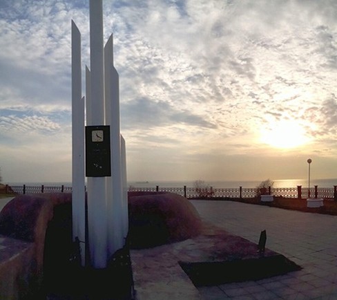 Памятник погибшему кораблю Нахимов