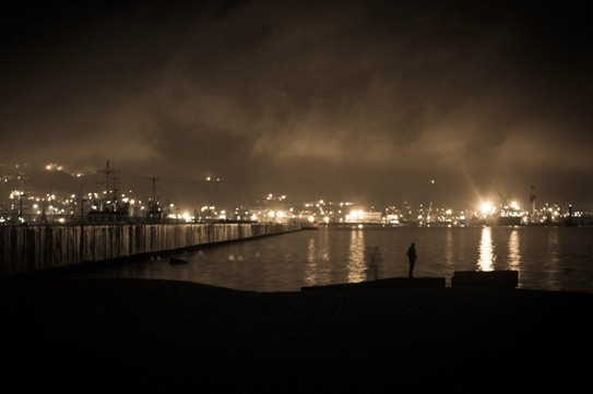 Ночной Новороссийск. Туман придает этому месту какую-то мистичность, нереальность